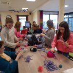 Tricot urbain avec les aînés